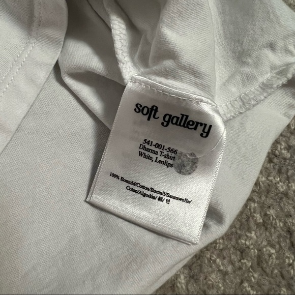 Soft Gallery Lips Tee - Picture 5 of 5